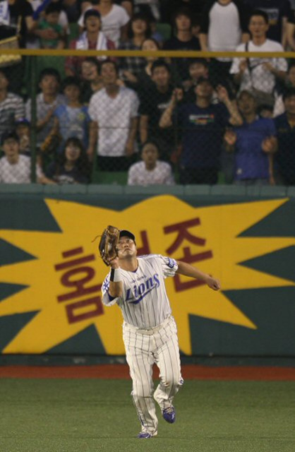 19일 대구 야구장에서 열린 프로야구 삼성-SK 경기에서 은퇴 경기를 하는 양준혁이 6회초 SK공격 1사에서 지명타자 박재홍의 타구를 잡아내고 있다.
