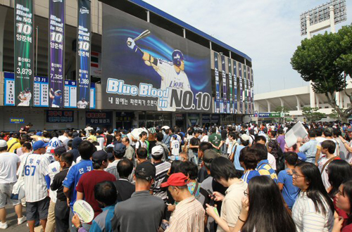 19일 대구 시민운동장에서 기록의 사나이 삼성 양준혁의 은퇴경기를 보기 위해 수많은 팬들이 현장 티켓 구매를 위해 길게 줄지어 있다.