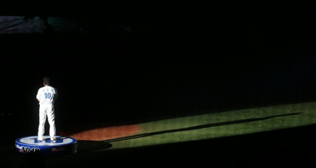 19일 대구 시민운동장에서 프로야구 삼성-SK전이 끝난 뒤 열린 양준혁 은퇴식에서 삼성의 영구결번이 된 10번 유니폼을 입은 양준혁이 긴 그림자를 남기고 있다.