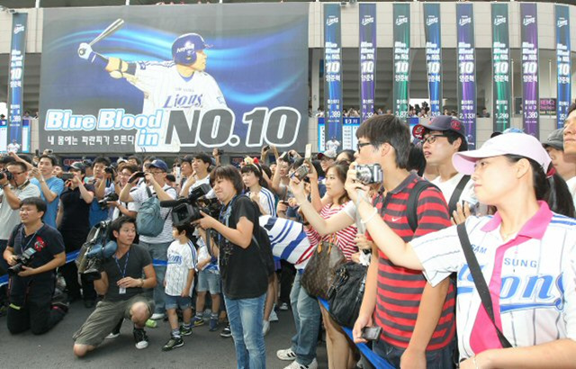 19일 대구 시민운동장에서 은퇴경기를 하는 기록의 사나이 삼성 양준혁이 경기에 앞서 팬들과 만나 포토타임을 갖고 있다.