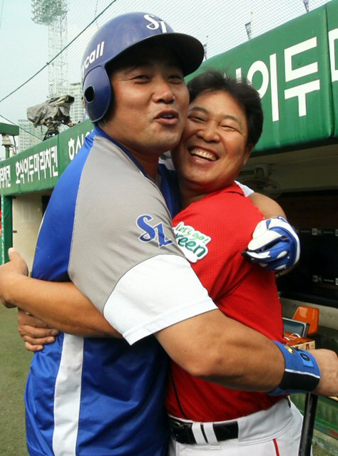 19일 대구 시민운동장에서 은퇴경기를 하는 기록의 사나이 삼성 양준혁이 상대팀인 SK 이만수 코치와 뜨거운 포옹을 하고 있다.