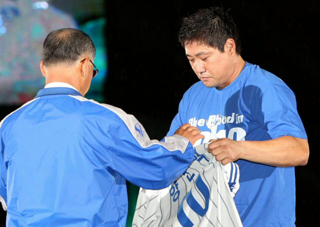 19일 대구시민운동장에서 열린 프로야구 삼성 라이온즈 양준혁 선수의 은퇴 공식행사에서 양준혁이 김재하 단장에게 유니폼을 반납하고 있다.