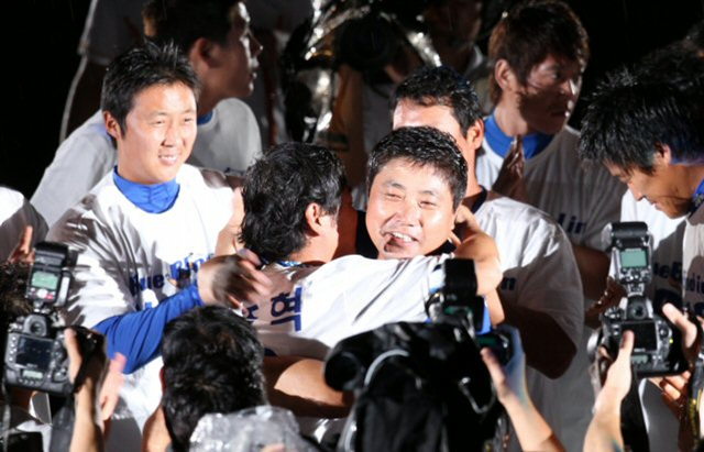 19일 대구 시민운동장에서 프로야구 삼성-SK전이 끝난 뒤 열린 양준혁 은퇴식에서 양준혁이 후배 선수들과 일일히 포옹하고 있다.