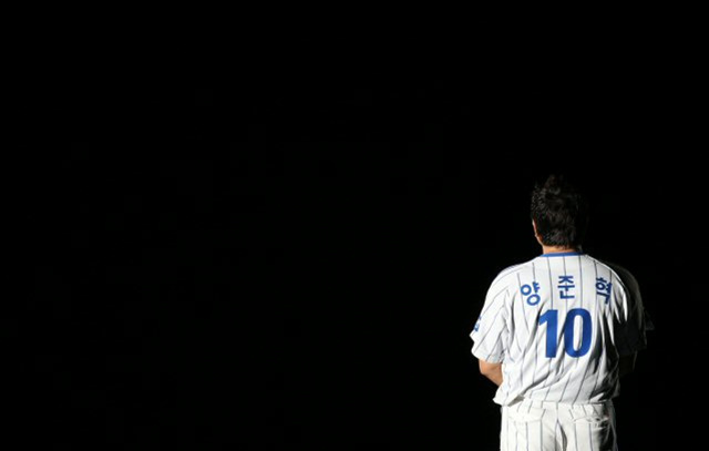 19일 대구 시민운동장에서 프로야구 삼성-SK전이 끝난 뒤 열린 양준혁 은퇴식에서 양준혁이 삼성의 영구결번이 된 10번 유니폼을 입고 지난 세월을 회상하고 있다.