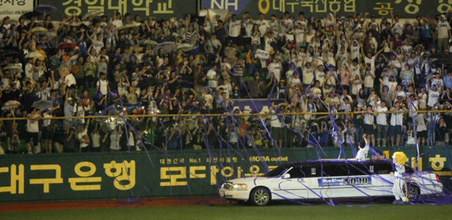 19일 대구 시민운동장에서 프로야구 삼성-SK전이 끝난 뒤 열린 양준혁 은퇴식에서 양준혁이 리무진을 타고 팬들의 환호속에 입장하고 있다.