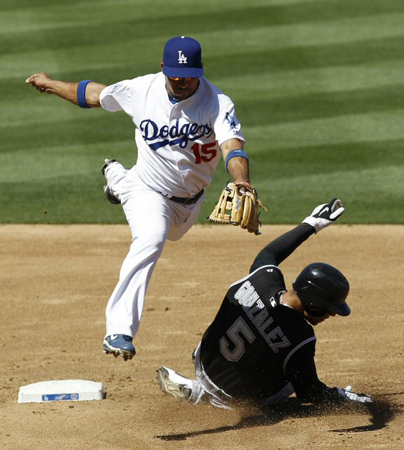 20일(한국시간) 미국 LA에서 열린 미국프로야구(MLB) LA 다저스-콜로라도 로키스 경기, LA 다저스의 라파엘 퍼칼(위)이 콜로라도의 카를로스 곤잘레스를 포스아웃 시키고 있다.