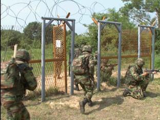 軍 신병교육 8주로 확대·전방경계 로봇 투입