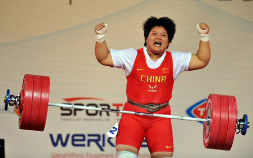25일(현지시간)  터키 안탈리아 암파스 엑스포 센터에서 열린 세계역도선수권 여자 최중량급(+75㎏), 중국 멍수핑이 바벨을 든 후 기뻐하고 있다.