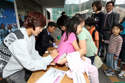 20세 이하(U-20) 여자월드컵 한국 대표팀 지소연이 27일 2010 WK 리그 챔피언결정전이 열린 부산 구덕운동장에서 팬사인회를 갖고 있다. 이날 행사에는 세계 3위의 주역인 최인철 감독과 김나래, 문소리 선수가 참석했다.