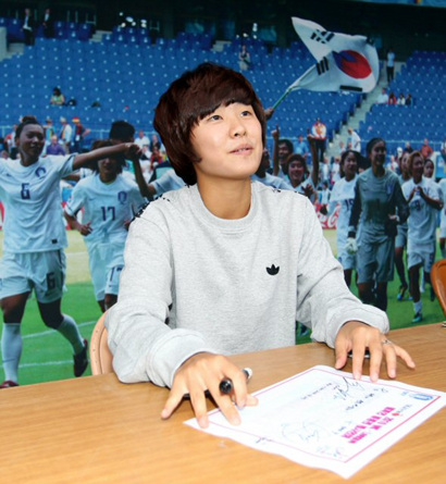 20세 이하(U-20) 여자월드컵 한국 대표팀 지소연이 27일 2010 WK 리그 챔피언결정전이 열린 부산 구덕운동장에서 팬사인회를 갖고 있다.