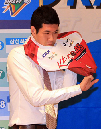 28일 서울 강남구 청담동 리베라호텔에서 열린 2010-2011시즌 프로배구 남자부 신인 드래프트, KEPCO45의 지명을 받은 대졸 신인 최대어 박준범이 새 유니폼을 입고 있다.