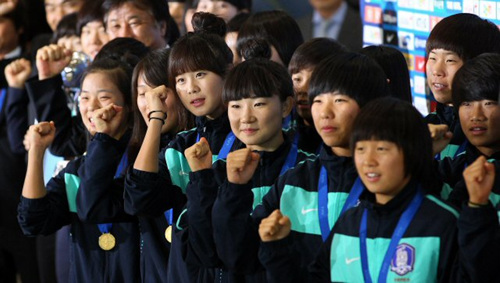 2010 국제축구연맹(FIFA) 17세 이하(U-17) 여자월드컵에서 한국축구 사상 최초로 우승한 여자축구대표팀이 28일 오후 인천국제공항을 통해 귀국하며 파이팅 포즈를 취하고 있다.
