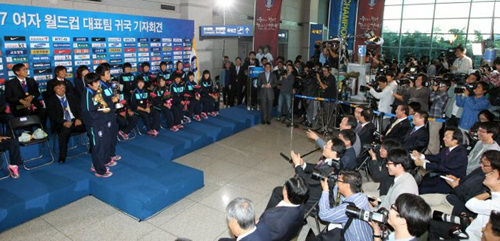 FIFA 주관 U-17 여자월드컵에서 우승한 한국 대표팀 선수단이 28일 인천공항을 통해 입국한 후 기자들에게 포즈를 취하고 있다.