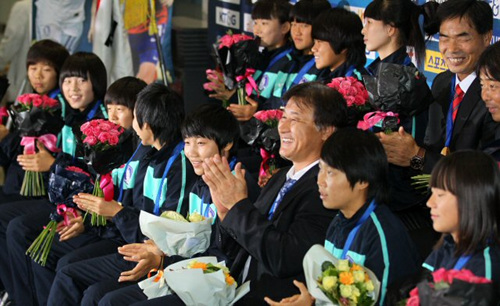FIFA 주관 U-17 여자월드컵에서 우승한 한국 대표팀 선수단이 28일 인천공항을 통해 입국했다. 유인촌 문화체육관광부 장관이 열악한 여자축구에 지원을 약속하는 환영사를 하자 감독과 선수들이 박수치고 있다.