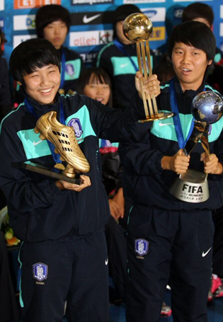 FIFA 주관 U-17 여자월드컵에서 우승한 한국 대표팀 주장 김아름과 2관왕 여민지가 28일 인천공항을 통해 입국한 후 트로피를 들고 포즈를 취하고 있다.