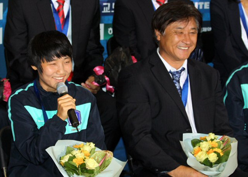 FIFA 주관 U-17 여자월드컵에서 우승한 한국 대표팀 여민지 선수가 28일 인천공항에서 기자들의 질문에 답하고 있다. 오른쪽은 최덕주 감독.