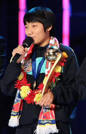 '2010 FIFA U-17 여자 월드컵'에서 한국 축구 사상 첫 정상에 오른 청소년 여자축구대표팀 여민지 선수가 28일 오후 상암 월드컵경기장 평화의 공원에서 열린 환영행사에 나와 축하받고 있다. KBS1 TV를 통해 '2010 FIFA U-17 여자월드컵 우승 -자랑스러운 21인의 태극소녀들'이 생방송되고 있다.