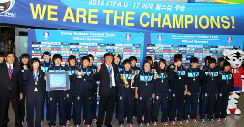FIFA 주관 U-17 여자월드컵에서 우승한 한국 대표팀 선수단이 28일 인천공항을 통해 입국한 후 기념촬영을 하고 있다.