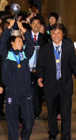 FIFA 주관 U-17 여자월드컵에서 우승한 한국 대표팀 선수단이 28일 인천공항을 통해 입국했다. 입국장을 나오며 주장 김아름이 우승 트로피를 들어 보이고 있다.
