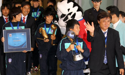 FIFA 주관 U-17 여자월드컵에서 우승한 한국 대표팀 선수단이 28일 인천공항을 통해 입국했다. 입국장을 나오며 주장 김아름이 우승 트로피를 들어 보이고 있다. 오른쪽은 최덕주 감독.