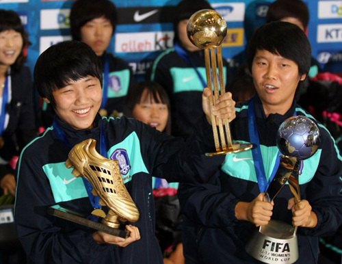 FIFA 주관 U-17 여자월드컵에서 우승한 한국 대표팀 주장 김아름과 3관왕 여민지가 28일 인천공항을 통해 입국한 후 트로피를 들고 포즈를 취하고 있다.