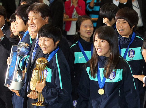2010 국제축구연맹(FIFA) 17세 이하(U-17) 여자월드컵에서 한국축구 사상 최초로 우승한 여자축구대표팀이 28일 오후 인천국제공항을 통해 귀국하고 있다.