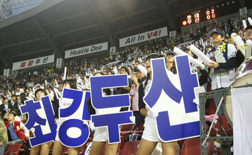29일 오후 서울 잠실야구장에서 열린 2010 프로야구 준플레이오프 1차전 두산 베어스와 롯데 자이언츠의 경기에서 두산 팬들이 열띤 응원을 펼치고 있다.