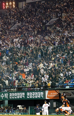 29일 프로야구 두산과 롯데의 준플레이오프 1차전이 열린 잠실야구장에서 두산 팬들이 불꽃 응원을 하고 있다.