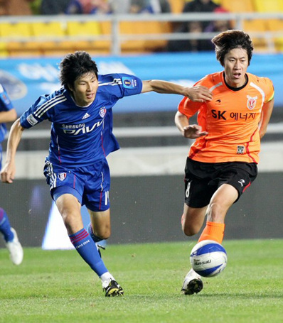 29일 수원월드컵경기장에서 벌어진 2010 하나은행 FA컵 준결승전 제주 유나이티드와 수원 삼성의 경기에서 제주 김은중(오른쪽)과 수원 강민수가 볼 다툼을 벌이고 있다.