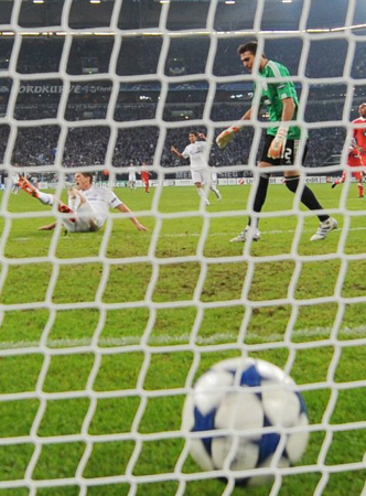 29일(현지시간) 독일 겔젠키르헨에서 열린 유럽축구연맹(UEFA) 챔피언스리그 B조 샬케04(독일)-벤피카(포르투갈) 경기, 샬케04 클라스 얀 훈텔라르(왼쪽)가 골을 넣자 벤피카 로베르트 골키퍼가 허탈해 하고 있다.