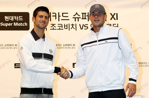현대카드 슈퍼매치에 앞서 1일 오전 서울 여의도 현대카드에서 열린 기자회견에서 노박 조코비치(왼쪽,2위.세르비아)와 앤디 로딕(10위.미국)이 악수하고 있다.