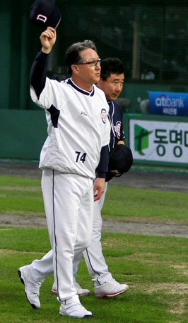2일 부산 사직구장에서 열린 2010 프로야구 준플레이오프 두산 베어스-롯데 자이언츠 3차전에서 두산이 6대5로 승리했다. 두산 김경문 감독이 팬들을 향해 인사하고 있다.
