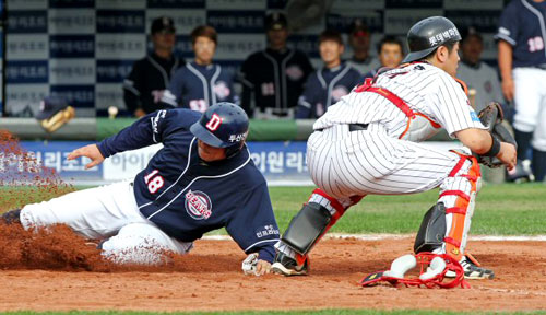 2일 오후 부산 사직야구장에서 열린 준플레이오프 3차전 롯데 대 두산 경기. 4회초 무사 만루 손시헌 2타점 적시타 때 2루주자 김동주가 홈에서 세이프되고 있다.