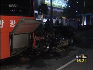 전주서 승용차·관광 버스 충돌…1명 사망