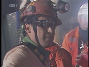 칠레 매몰 광부 1명 첫 구조…31세 아발로스
