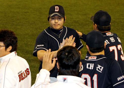 13일 오후 대구 시민운동장에서 열린 2010 프로야구 플레이오프 5차전 삼성과 두산 경기. 두산 임태훈이 연장 10회말 2사 1루 상황에서 삼성 이영욱을 삼진으로 잡고 동료들과 하이파이브를 하고 있다.