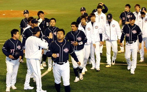 13일 오후 대구 시민운동장에서 열린 2010 프로야구 플레이오프 5차전 삼성과 두산 경기. 삼성에 패해 한국시리즈 진출에 실패한 두산 선수들이 아쉬워하고 있다.