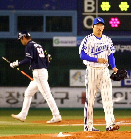 13일 오후 대구 시민운동장에서 열린 2010 프로야구 플레이오프 5차전 삼성 라이온스와 두산 베어스의 경기 1회초 1사 삼성 투수 차우찬이 두산 오재원을 삼진 아웃 시키고 있다.