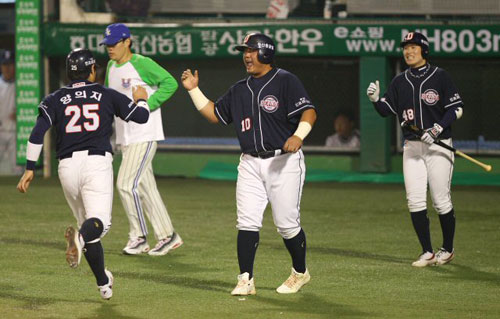 13일 오후 대구 시민운동장에서 열린 2010 프로야구 포스트시즌 플레이오프 5차전 두산베어스 대 삼성라이온즈의 경기 2회초 1사 상황 두산 임재철의 중견수 앞 적시타 때 홈에 들어온 3루주자 최준석과 2루주자 양의지가 하이파이브하고 있다.