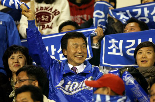 민주당 손학규 대표가 19일 대구 시민운동장에서 열린 프로야구 한국시리즈 4차전 삼성-SK 경기에서 삼성을 응원하고 있다.
