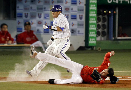 19일 오후 대구 시민운동장에서 열린 2010 프로야구 한국시리즈 4차전 삼성-SK 경기. 2회말 무사 삼성 최형우가 내야 안타로 1루 세이프 되고 있다.