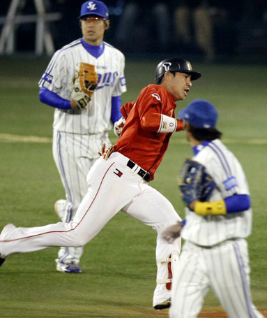 19일 오후 대구 시민운동장에서 열린 2010 프로야구 한국시리즈 4차전 삼성-SK 경기. 3회초 2사 SK 김강민이 안타를 친뒤 3루까지 달리고 있다.