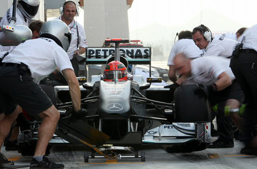 22일 영암 인터내셔널 서킷에서 열린 2010 F1 코리아 그랑프리 연습주행에서 메르세데스의 미하엘 슈마허가 피트인을 해 정비를 받고 있다.