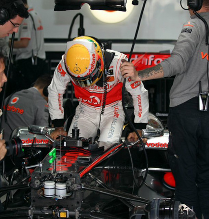 22일 영암 F1경기장에서 열린 2010 F1 코리아 그랑프리 공식 연습을 앞두고 맥라렌팀의 루이스 해밀턴이 머신에 탑승하고 있다.