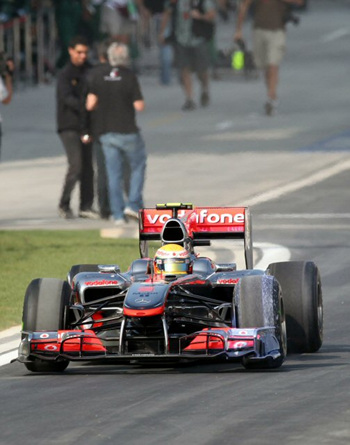 `2010 F1 코리아 그랑프리'가 개막된 22일 전남 영암 코리아 인터내셔널 서킷에서 열린 첫 예행연습에서 맥라렌 루이스 해밀턴이 첫 주행을 위해 피트레인을 빠져나오고 있다.