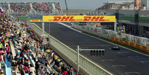 22일 영암 인터내셔널 서킷에서 열린 2010 F1 코리아 그랑프리 연습주행을 관중들이 지켜보고 있다.