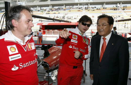 박준영 전남지사가 22일 오후 `전남 영암 코리아 인터내셔널 서킷에서 열린 `2010 F1 코리아 그랑프리' 개막식에 참석해 페라리팀 관계자로부터 페라리팀과 F1머신에 대해 설명을 듣고 있다.