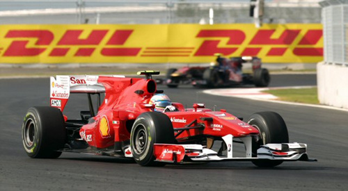 22일 영암 인터내셔널 서킷에서 열린 2010 F1 코리아 그랑프리에서 페라리의 알론소가(선두) 코너를 공략하고 있다.