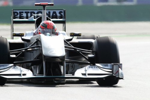 `2010 F1 코리아 그랑프리'가 개막된 22일 전남 영암 코리아 인터내셔널 서킷에서 열린 첫 연습주행에서 메르세데스 미하엘 슈마허가 질주하고 있다.