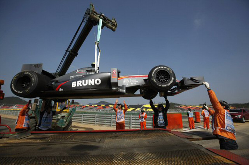 22일 영암 인터내셔널 서킷에서 열린 2010 F1 코리아 그랑프리 연습주행에서 미끄러진 HRT F1 브로 세나(브라질) 차량을 크레인으로 들어올리고 있다.